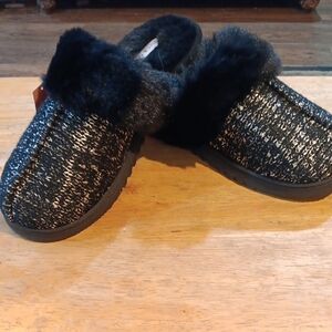 Cozy Black and Gray Slippers with Faux Fur